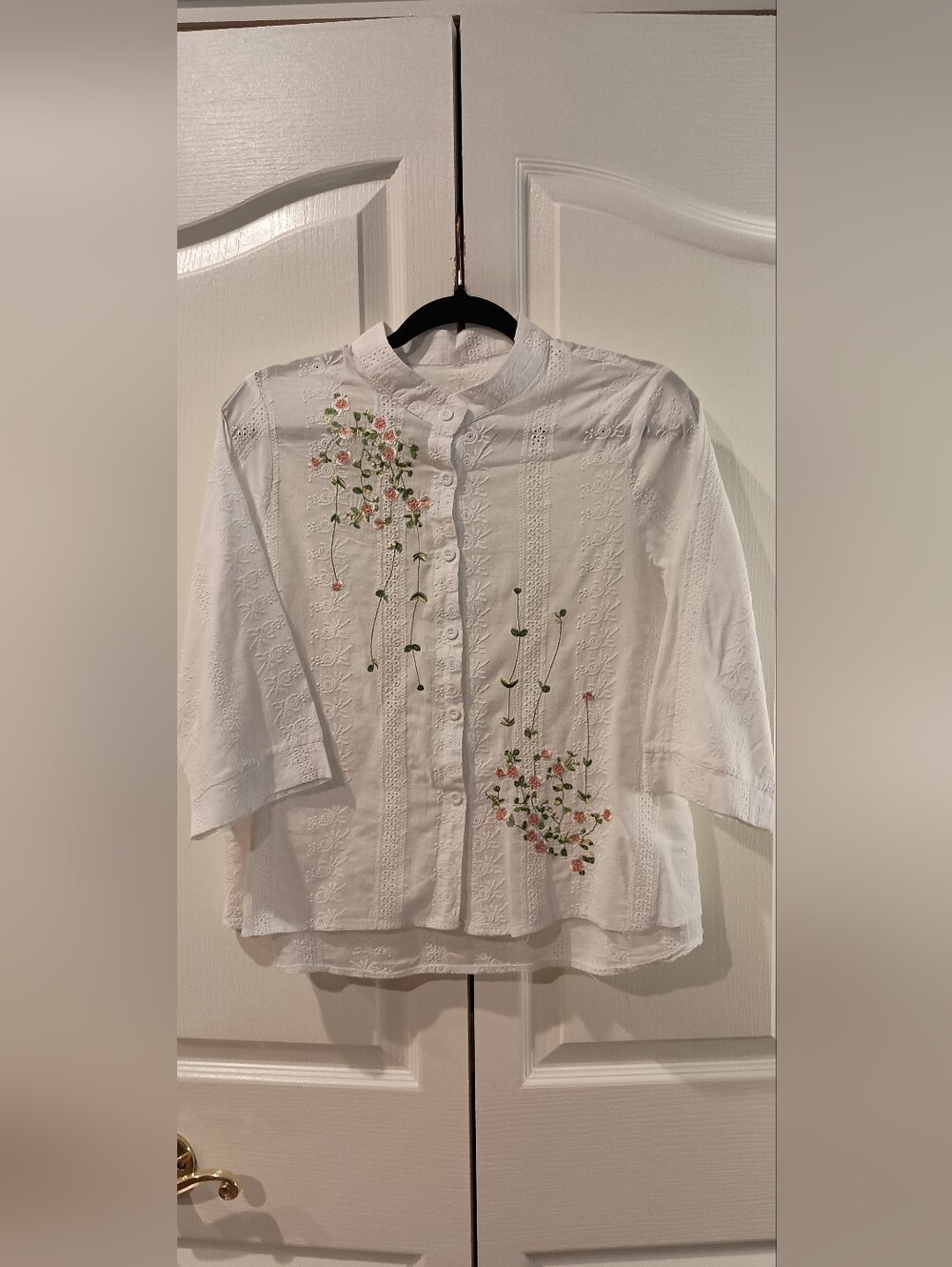White Embroidered Floral Button-Up Blouse - Picture 4 of 9